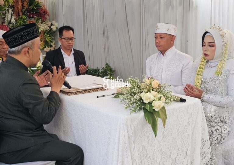 Prosesi akad nikah Agus Cahyono dan Putri Ni’matul Lillah dipimpin langsung oleh Kepala KUA Gresik, H. Nasichun Amin. (Foto: Ist/Infogresik)