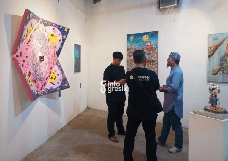 Suasana pameran Sastra Rupa di Sualoka Hub, Kampung Kemasan, Gresik. (Foto: Ist/Infogresik)