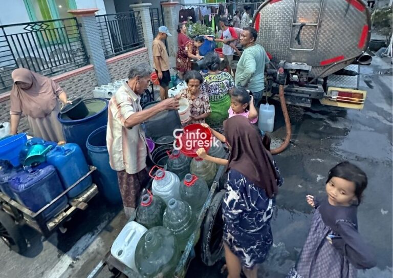 Peduli Dampak Kemarau, Owner Depot Mbok Dju Salurkan 4 Tangki Air Bersih ke Warga Duduksampeyan Gresik Warga saat mengantre untuk menerima bantuan air bersih dari pemilik Depot Mbok Dju, Siti Muntamah. (Foto: Ist/Infogresik)