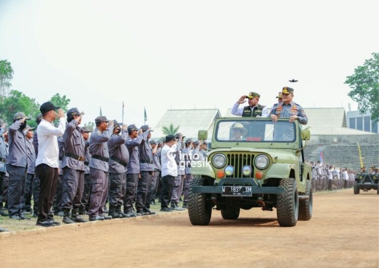 Gerakkan 3.500 Anggota, Pemkab Gresik Kukuhkan ASLINMAS untuk Jaga Ketertiban dan Bantu Warga Bupati Gresik Fandi Akhmad Yani didampingi pengurus ASLINMAS saat menyapa anggota dalam Apel Akbar. (Foto: Ist/Infogresik)