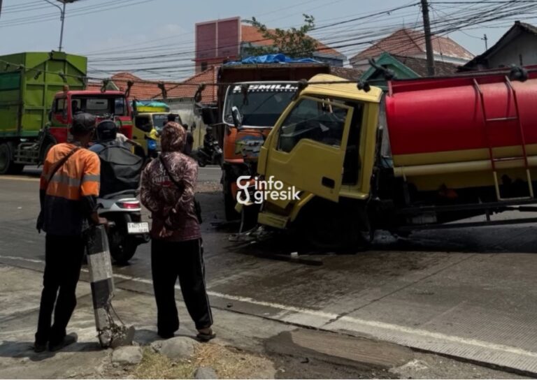 Kecelakaan Beruntun Tiga Truk di Duduksampeyan Gresik, Satu Pengemudi Luka Berat Kondisi kecelakaan di Jalan Raya Tebaloan, Kecamatan Duduksampeyan. (Foto: Ist/Infogresik)
