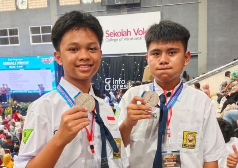 Ukir Prestasi Nasional, Dua Siswa SPENSAGRES Raih Medali Perak KSNR 8 Tahun 2026 Dua siswa SPENSAGRES, Mika Faizul Kamil Ahmad dan Hamonangan Ilman Ardhi Cournus Putra, menunjukkan medali perak yang diraih dalam ajang KSNR 8 tingkat nasional tahun 2026. (Foto: Ist/Infogresik)
