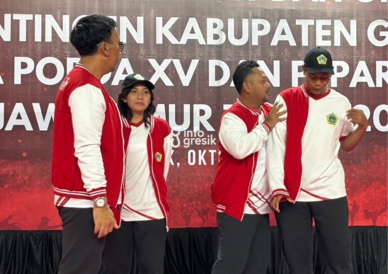 Target Tiga Besar POPDA XV, Bonus Atlet Gresik Dijanjikan Naik Jadi Rp10 Juta per Medali Emas Bupati Gresik Fandi Akhmad Yani memasangkan jaket kepada atlet yang akan berlaga di POPDA XV dan Peparpeda III Jawa Timur 2026. (Foto: Khanif Rosidin/Infogresik)
