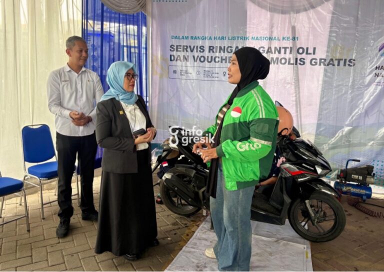 Hadir Membawa Kebahagiaan, PLN UP3 Gresik Gelar Servis Kendaraan Gratis untuk 50 Ojol Manager PLN UP3 Gresik, Sri Wahyuningsih, saat berbincang dengan salah satu pengemudi ojol penerima layanan servis sepeda motor gratis. (Foto: Khanif Rosidin/Infogresik)