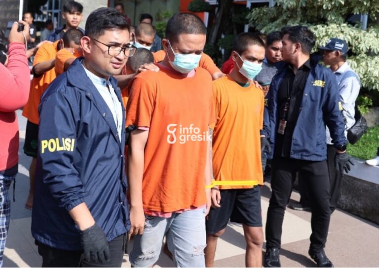 Modus Keliling Incar Motor Tanpa Kunci Ganda, 11 Pelaku Curanmor Dibekuk Polres Gresik Petugas Polres Gresik mengawal tersangka kasus pencurian kendaraan bermotor (curanmor) menuju ruang tahanan. (Foto: Ist/Infogresik)