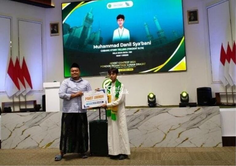 Santri Ponpes Zainal Abidin Bungah, Muhammad Danil Sya’bani, saat menerima hadiah atas prestasi Juara 1 lomba storytelling tingkat nasional. (Foto: Ist/Infogresik)