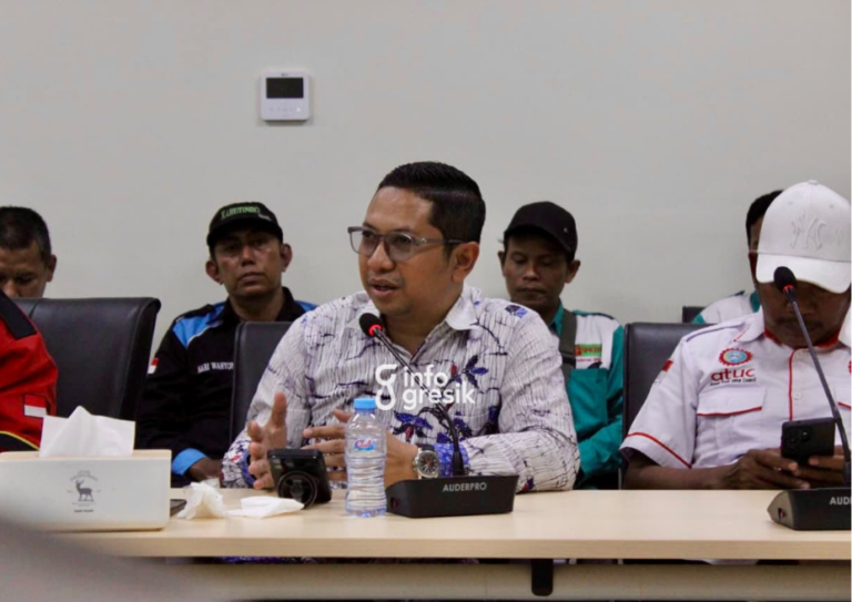 Ketua KSPSI Gresik, Imam Syaifudin, saat menyampaikan tuntutan buruh kepada BPJS Kesehatan Gresik. (Foto: Ist/Infogresik)