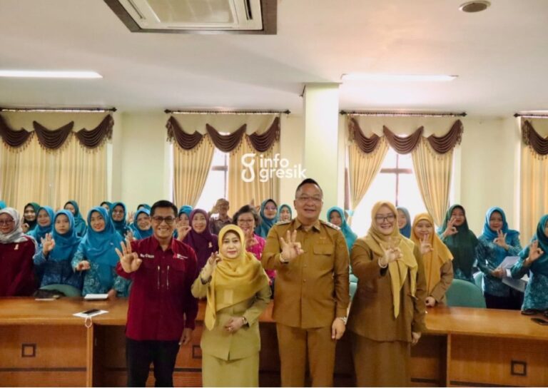 Wabup Gresik dr. Asluchul Alif didampingi istri, dr. Shinta Puspitasari, Kadinkes Gresik dr. Mukhibatul Khusnah, Kepala Sekretariat KPA Gresik Nur Chakim, serta PKK 16 kecamatan saat sosialisasi. (Foto: Ist/Infogresik)