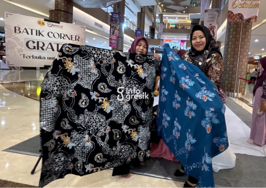 Anggota DPRD Gresik, Ricke Mayumi, saat membeli dua kain batik Korasi Giri. (Foto: Khanif Rosidin/Infogresik)