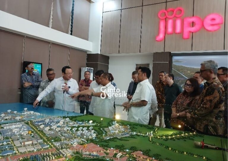 Direktur Utama BKMS, Bambang Soetiono, saat memaparkan perkembangan kawasan JIIPE kepada Menperin Sarmuji. (Foto: Ist/Infogresik)