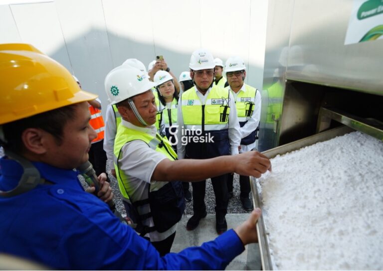 Menperin Apresiasi Terobosan CCU Petrokimia Gresik, Ubah Emisi Karbon Jadi Peluang Ekonomi Menteri Perindustrian bersama jajaran, Direktur Utama Pupuk Indonesia, Direktur Utama Petrokimia Gresik, dan perwakilan UWin Resources Regeneration Inc. meninjau hasil pengujian teknologi CCU berupa soda ash. (Foto: Ist/Infogresik)